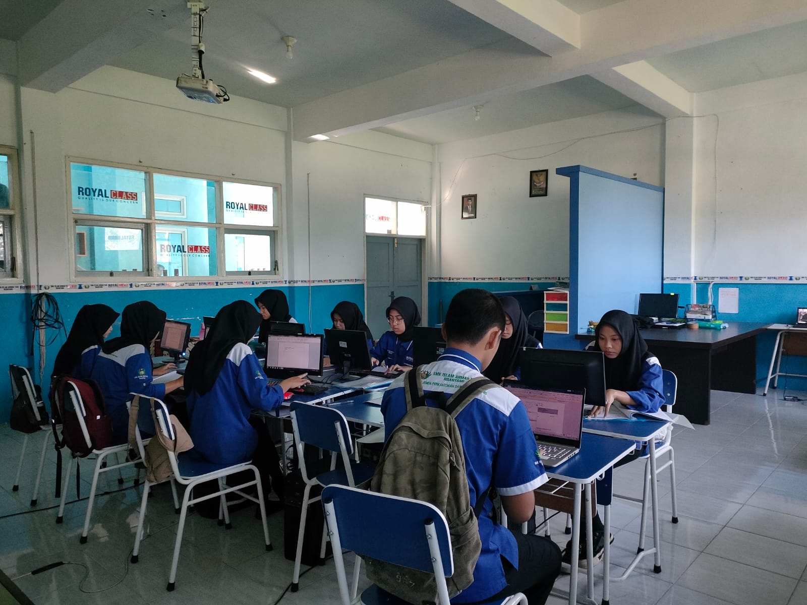 Manajemen Perkantoran & Layanan Bisnis (MPLB)